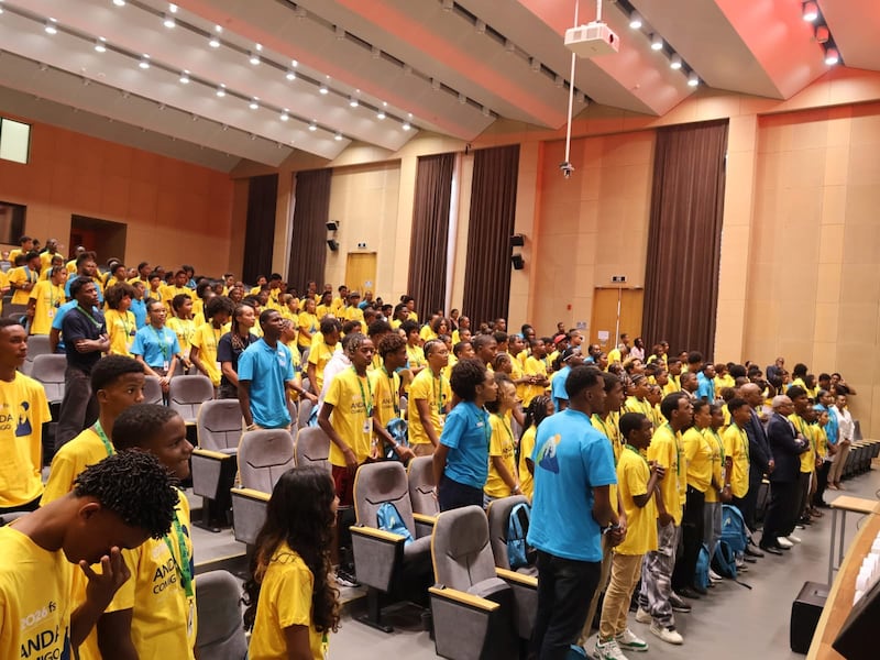 Jovens participam da cerimônia de abertura da sessão da conferência Para a Força da Juventude em Praia, Cabo Verde, 17 de agosto de 2026.
