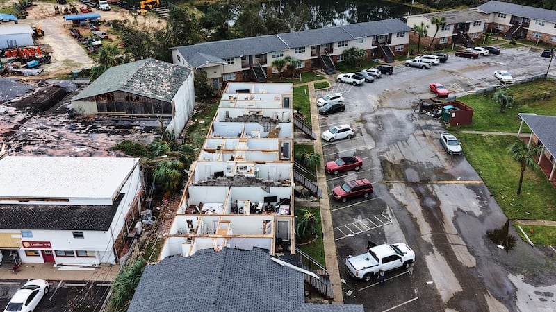 Um complexo de apartamentos com o teto arrancado é visto após o furacão Isaías em Milton, Flórida, sábado, 10 de outubro de 2026.