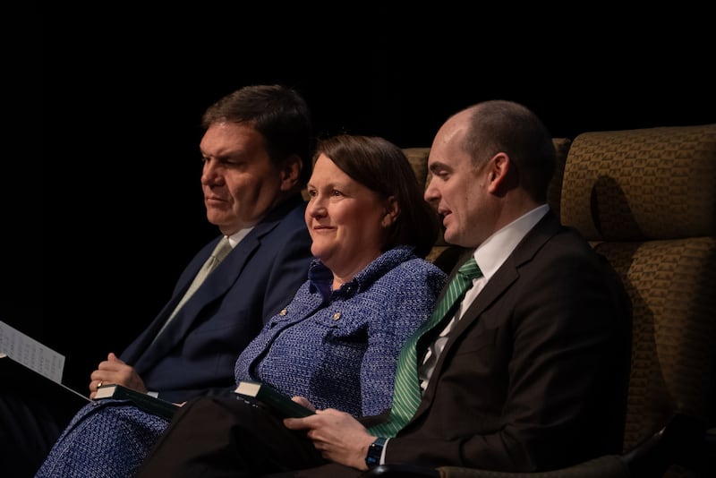 A editora do Deseret News Sarah Jane Weaver e seu marido, Clinton Weaver, sentam-se no púlpito antes de o devocional do Ensign College realizado no Conference Center Theater em Salt Lake City na terça-feira, 28 de janeiro de 2026.