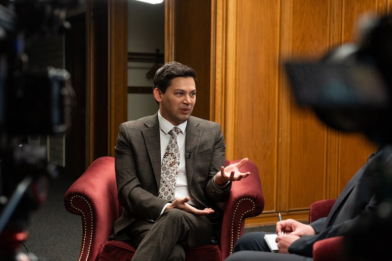 Jonathan Wing fala durante a gravação do podcast do Church News transmitido na terça-feira, 3 de março de 2026.