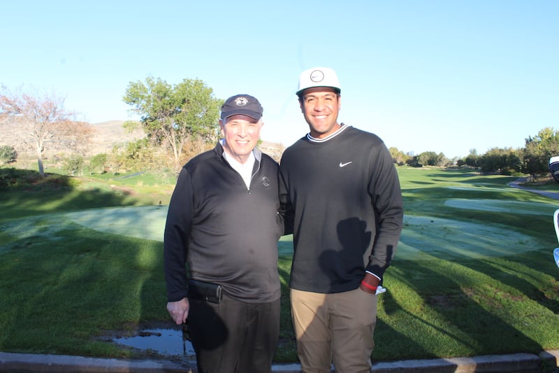 Élder Neil L. Andersen, do Quórum dos Doze Apóstolos de A Igreja de Jesus Cristo dos Santos dos Últimos Dias, com Tony Finau, jogador profissional de golfe.