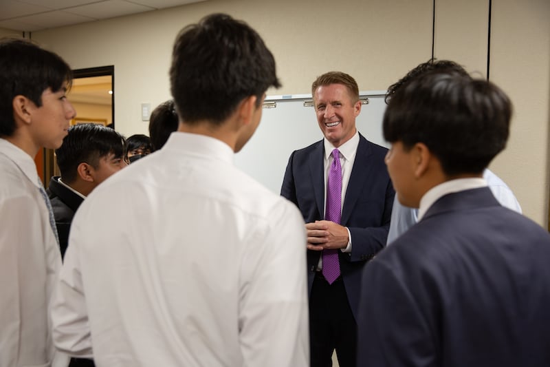 Presidente Timothy L. Farnes, presidente geral dos Rapazes, fala com rapazes de Oaxaca, México, em 23 de agosto de 2025.