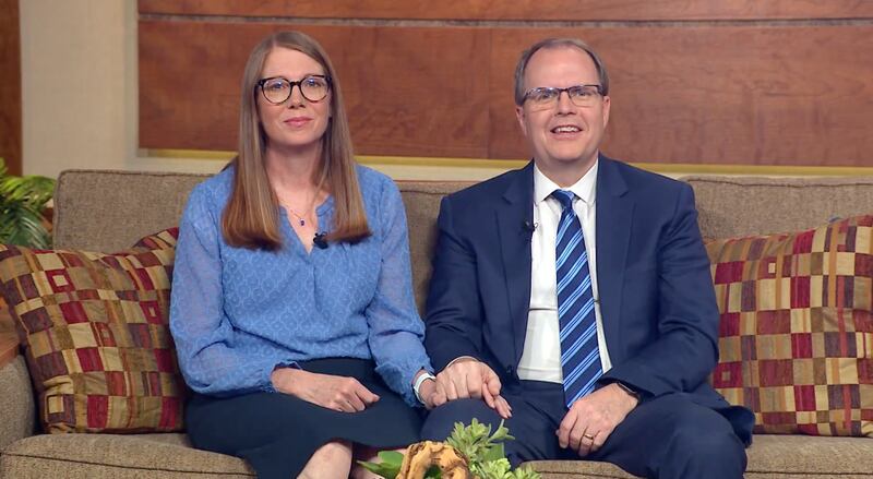 Presidente Brian K. Ashton, presidente da BYU–Pathway Worldwide, e sua esposa, a irmã Melinda Ashton, falam aos alunos e funcionários da faculdade durante o primeiro devocional do semestre de primavera, em 25 de abril de 2023.