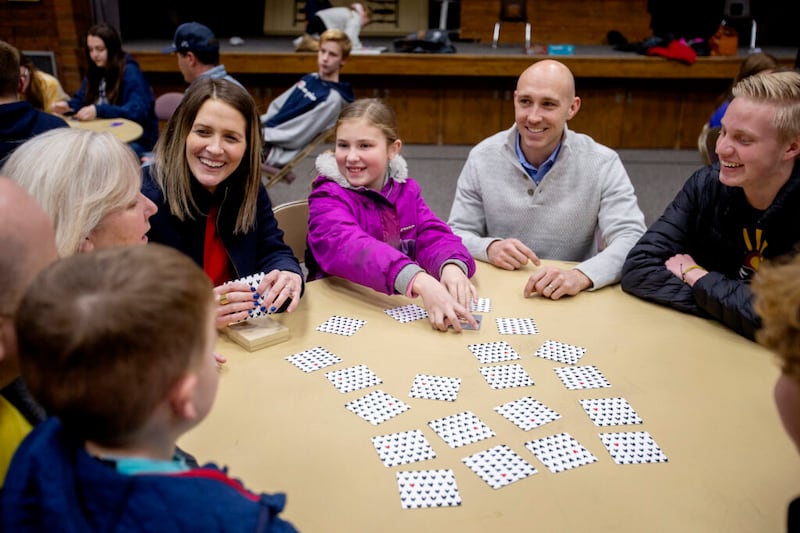 Jovens e líderes da ala Willow Creek 6, estaca Sandy Utah Willow Creek de A Igreja de Jesus Cristo dos Santos dos Últimos Dias, se reúnem para jogar na quarta-feira, dia 22 de janeiro, 2020.