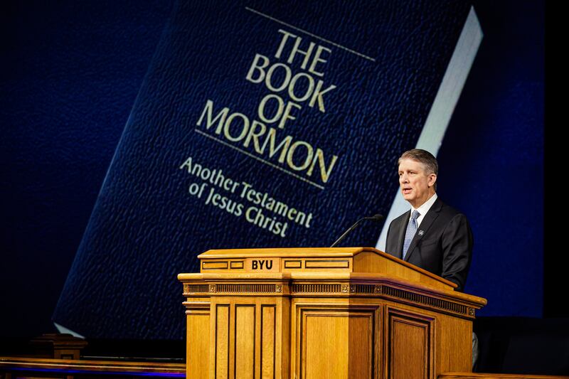 Elder Matthew S. Holland, um Setenta Autoridade Geral, fala durante o devocional da BYU realizado no Marriott Center em Provo, Utah, na terça-feira, 20 de janeiro de 2026.