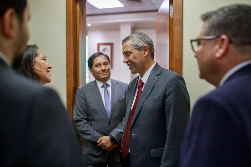Elder Joaquín E. Costa, um Setenta Autoridade Geral e presidente da Área América do Sul Sul da Igreja, aperta as mãos com um funcionário do governo chileno em Santiago, Chile, no início de fevereiro de 2026.