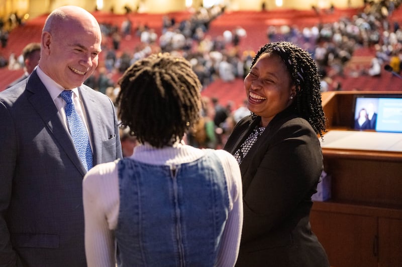 O Presidente da BYU–Idaho Alvin F. Meredith III, à esquerda, e a Sister Novelty Busisiwe Buthelezi, à direita, esposa do Elder Clement M. Matswagothata, Setenta Autoridade Geral, em um devocional oferecido pelo Elder Matswagothata em Rexburg, Idaho, na terça-feira, 10 de março de 2026.