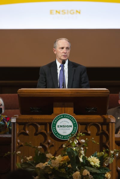 O presidente da Ensign College, Bruce C. Kusch, fala durante um devocional no Assembly Hall na Praça do Templo em Salt Lake City na terça-feira, 1º de fevereiro de 2022.