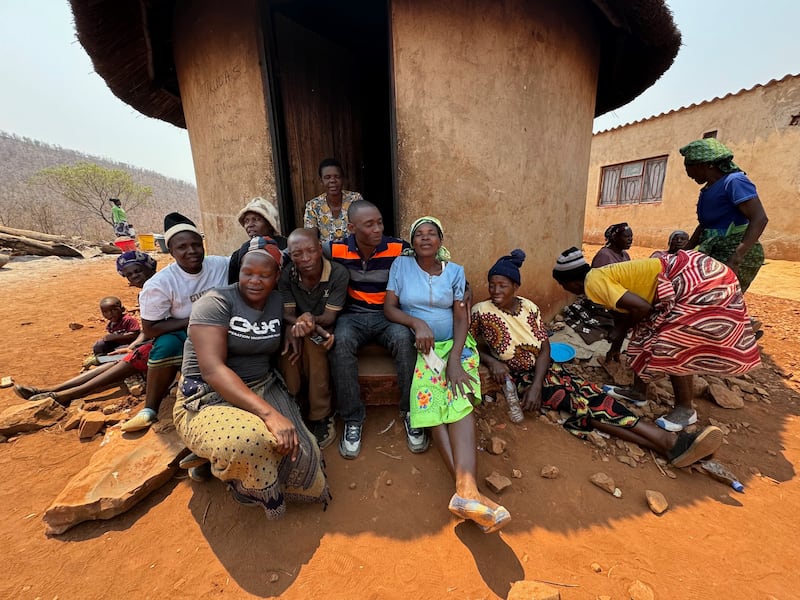 Kilford Shereni, ao centro, está com a família e amigos no kamusha da família — que significa "lar" ou "origem" na língua Shona.
