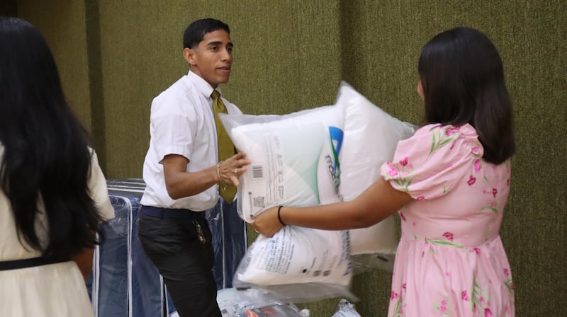 Voluntários e missionários de A Igreja de Jesus Cristo dos Santos dos Últimos Dias preparam itens para os afetados pelos dois terremotos na Venezuela no sábado, 27 de junho de 2026.