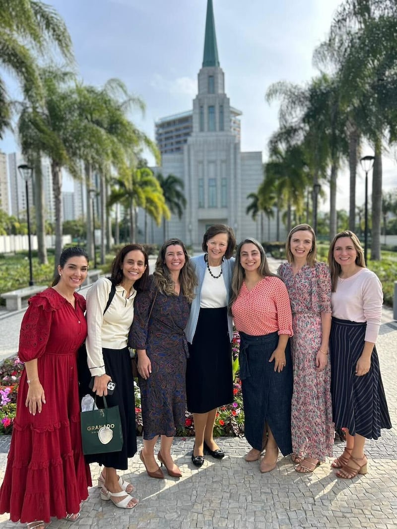 Presidente Geral da Primária Susan H. Porter, ao centro, visita o Templo do Rio de Janeiro, Brasil, quinta-feira, 11 de junho de 2026.