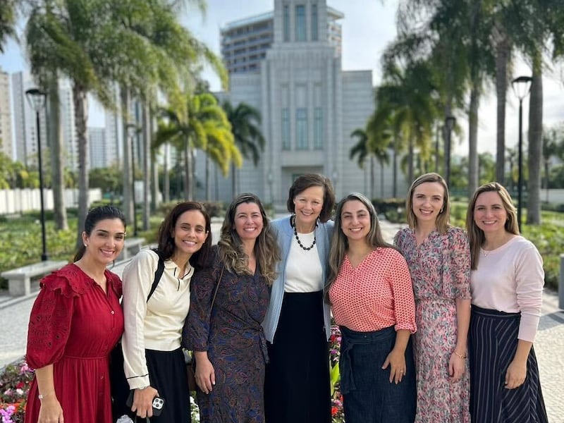 Presidenta Geral da Primária Susan H. Porter, no centro, e a Irmã Andrea Muñoz Spannaus, à esquerda, visitam o Templo do Rio de Janeiro Brasil, quinta-feira, 11 de junho de 2026.