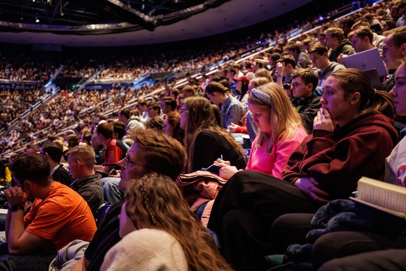 Os alunos ouvem enquanto o Presidente da Brigham Young University C. Shane Reese fala durante o devocional de abertura do semestre de inverno na terça-feira, 13 de janeiro de 2026, no campus da escola em Provo, Utah.