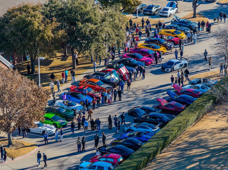 Dezenas de carros são vistos em uma imagem de drone estacionados fora de uma capela em Plano, Texas, para um evento "Cars and Christ" na manhã de sábado, 7 de fevereiro de 2026.