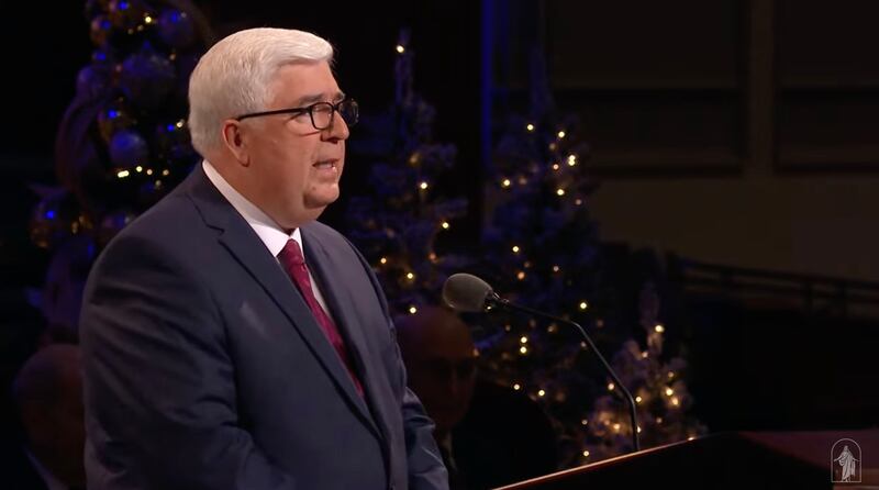 Élder José A. Teixeira, da Presidência dos Setenta, fala durante o Devocional de Natal da Primeira Presidência no domingo, 4 de dezembro de 2022, no Centro de Conferências em Salt Lake City.