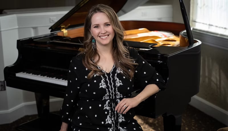 Traci Law — compositora do novo hino "Little Baby in a Manger" — posa para um retrato em um piano de cauda em 2020.