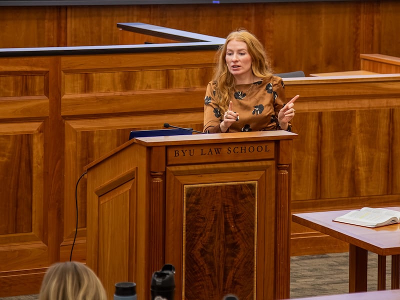 Kelsey Baer Flores ensina uma aula na Faculdade de Direito da BYU na terça-feira, 27 de outubro de 2026. Baer Flores liderará a nova Clínica de Liberdade Religiosa da BYU que será lançada neste inverno.