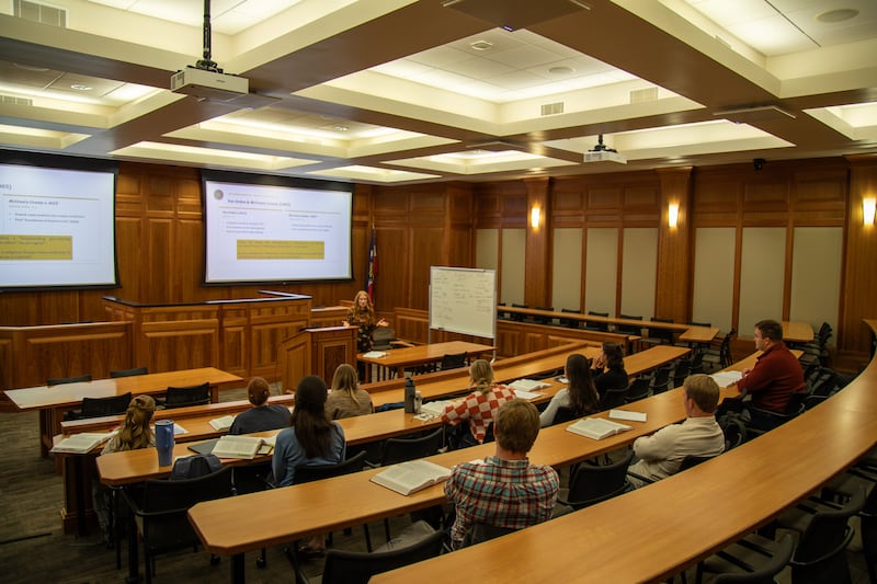 Kelsey Baer Flores ensina uma aula na BYU Law School em Provo, Utah, na terça-feira, 27 de outubro de 2026.