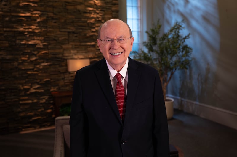 Élder Quentin L. Cook, do Quórum dos Doze Apóstolos, fala durante um devocional transmitido para os alunos de BYU–Pathway Worldwide na sexta-feira, 31 de julho de 2026.
