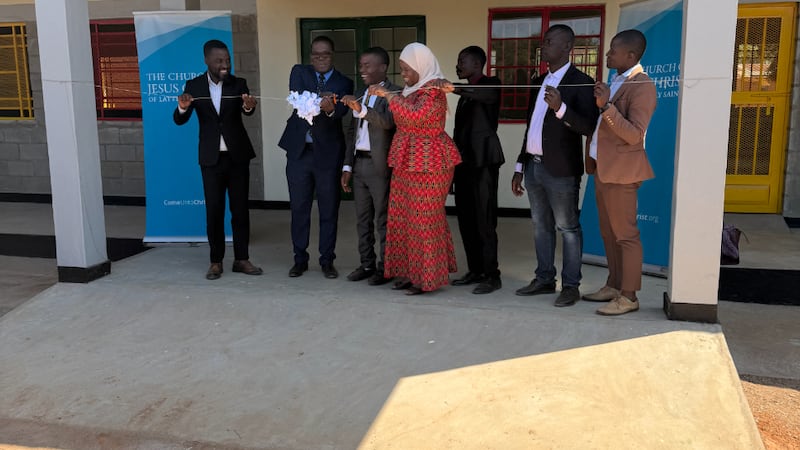 Um grupo corta a fita em novas salas de aula da Escola Primária Magwero no Distrito de Lilongwe, Malaui, 19 de junho de 2026.
