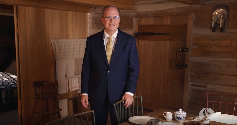 O presidente do BYU–Pathway Worldwide, Brian K. Ashton, discursa aos alunos da Smith Family Farm em Palmyra, Nova York, durante a transmissão do devocional na sexta-feira, 4 de setembro de 2026.