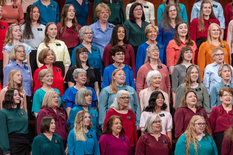 Missionárias de proselitismo, serviço e seniores cantam durante a sessão da tarde de sábado da conferência geral de outubro de 2022, no Centro de Conferências em Salt Lake City, Utah, em 1º de outubro de 2022.