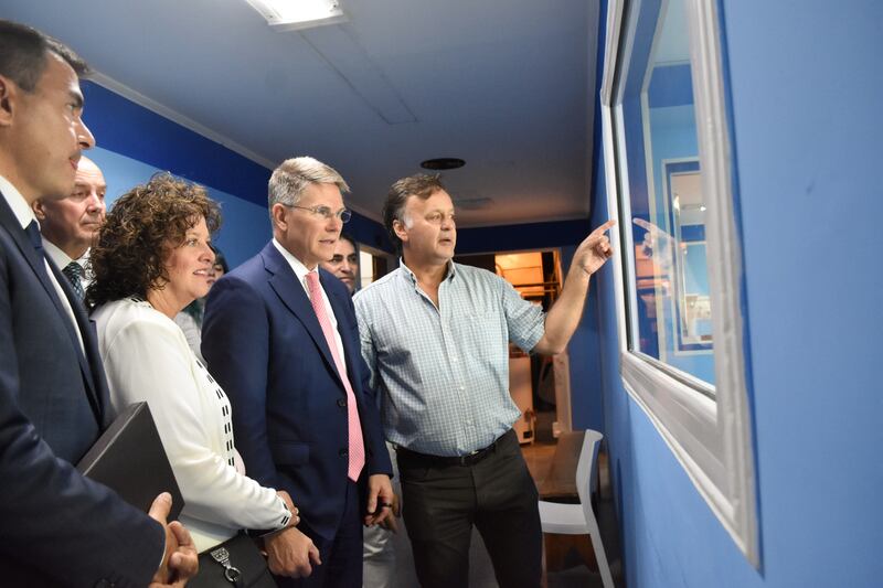 Bispo Sean Douglas, segundo conselheiro do Bispado Presidente, o segundo da direita, visita instalações depois que a Igreja doou equipamentos médicos a um hospital de Belén de Escobar, Província de Buenos Aires, Argentina, em 14 de fevereiro de 2026.