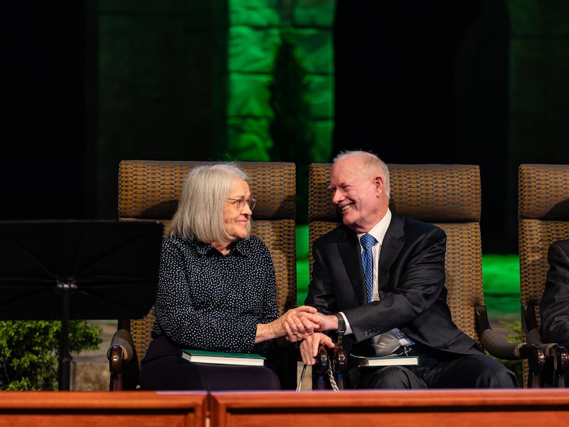 Élder Kim B. Clark, um autoridade geral emérito e ex-comissário de educação da Igreja, e sua esposa, a Irmã Sue Clark, participam em um devocional do Ensign College no Teatro do Centro de Conferências em 28 de outubro de 2025.