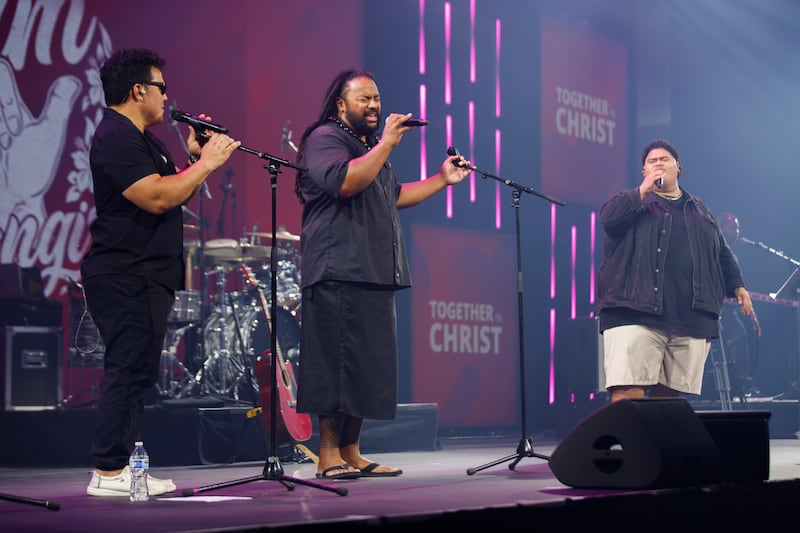 Iam Tongi canta na Conferência de Adultos Solteiros da Área de Utah de 2026 no Centro de Convenções Salt Palace em Salt Lake City, Utah, na sexta-feira, 14 de agosto de 2026.