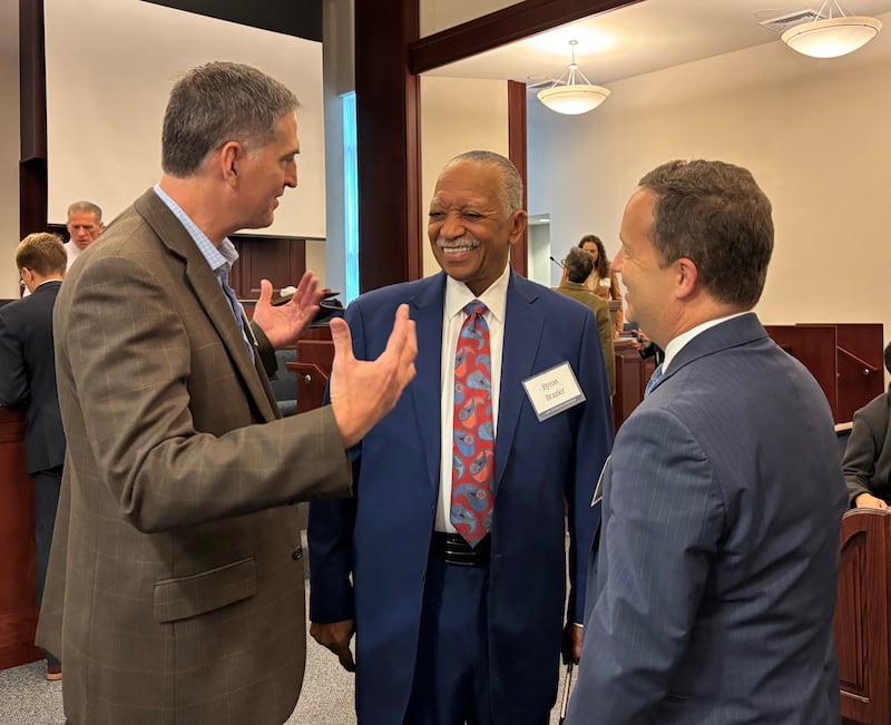 Três homens conversam em um encontro interconfessional hospedado pelo Conselho de Comunicações da área de Chicago da Igreja em 14 de outubro de 2026.