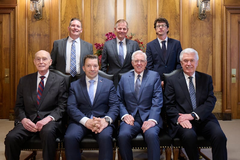 Líderes da Igreja e representantes da República Tcheca posam para uma foto.