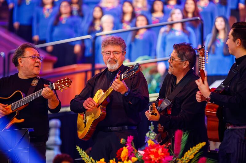 Músicos tocam músicas da América Latina durante um ensaio geral para "Luz de las Naciones" em Salt Lake City, Utah, 3 de novembro de 2025.