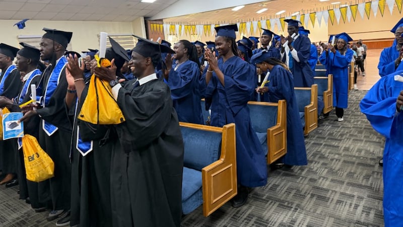 Participantes e graduados se levantam para comemorar ao final da Cerimônia de Conclusão da BYU-Pathway em Nairobi, Quênia. 25 de abril de 2026.