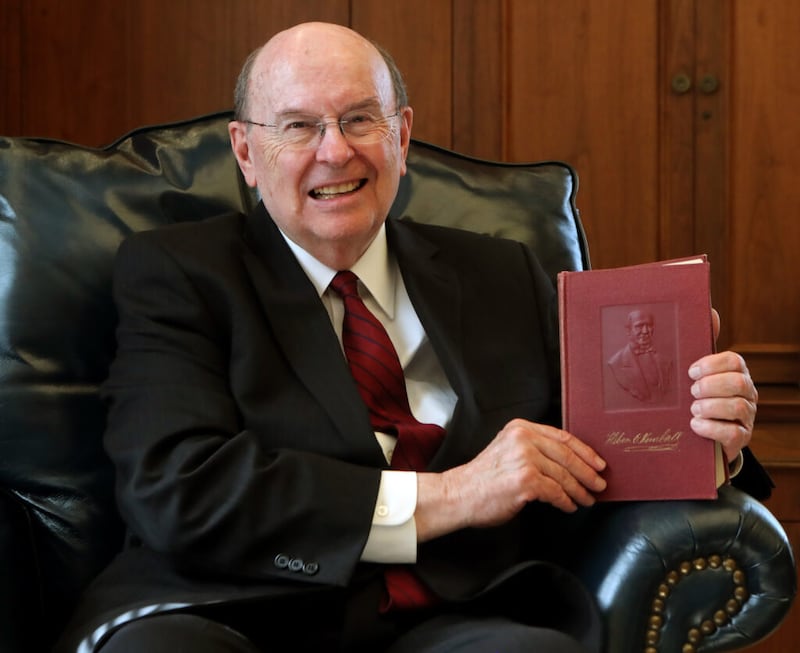 Élder Quentin L. Cook, do Quórum dos Doze Apóstolos de A Igreja de Jesus Cristo dos Santos dos Últimos Dias, sentado em seu escritório no Edifício Administrativo da Igreja em Salt Lake City na quarta-feira, 24 de junho de 2020, e segura um livro intitulado “Heber C. Kimball”, que citou no seu discurso no Seminário para nova Liderança de Missão de 2020.