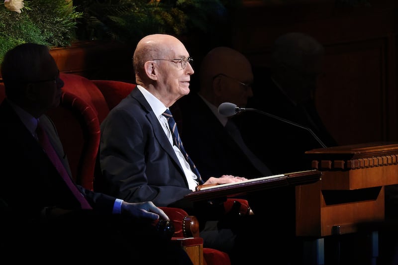O Presidente Henry B. Eyring, primeiro conselheiro na Primeira Presidência, fala durante a sessão de sábado de manhã da 196ª Conferência Geral Anual de A Igreja de Jesus Cristo dos Santos dos Últimos Dias no Centro de Conferências em Salt Lake City em 4 de abril de 2026.