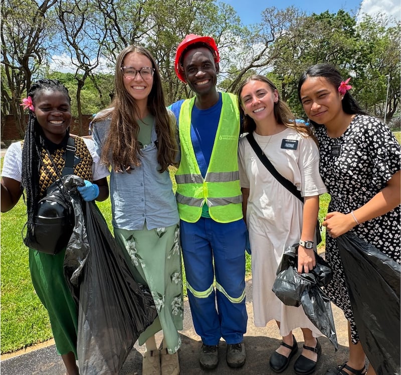 Kilford Shereni interrompe seu trabalho nos terrenos do Templo de Harare, Zimbábue, para juntar-se às missionárias que estavam recolhendo lixo.