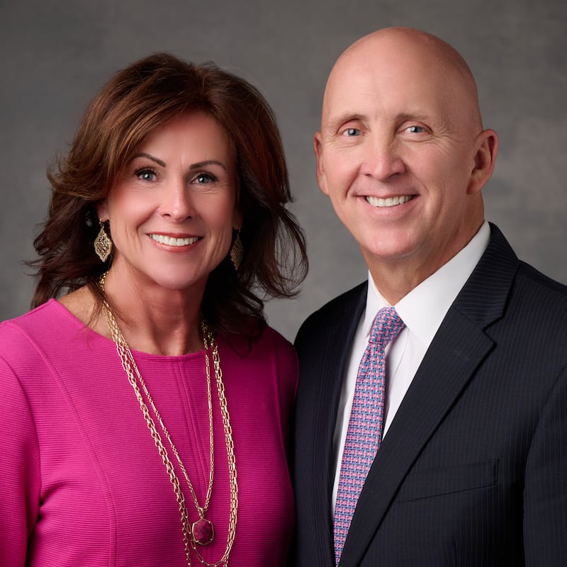 Howard D. McKeon e Heather G. McKeon, que servirá como presidente e companheira da nova Missão Grécia Atenas a partir de julho de 2026.