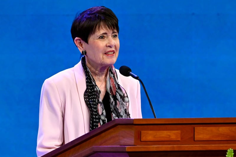 Irmã Susan Bednar fala durante a sessão de encerramento da Conferência das Mulheres da BYU na sexta-feira, 1 de maio de 2026, em Provo, Utah.
