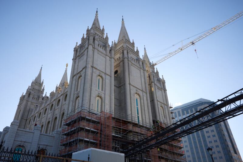 Porções do andaime foram removidas da parte externa do Templo de Salt Lake em Salt Lake City em 30 de janeiro de 2026.