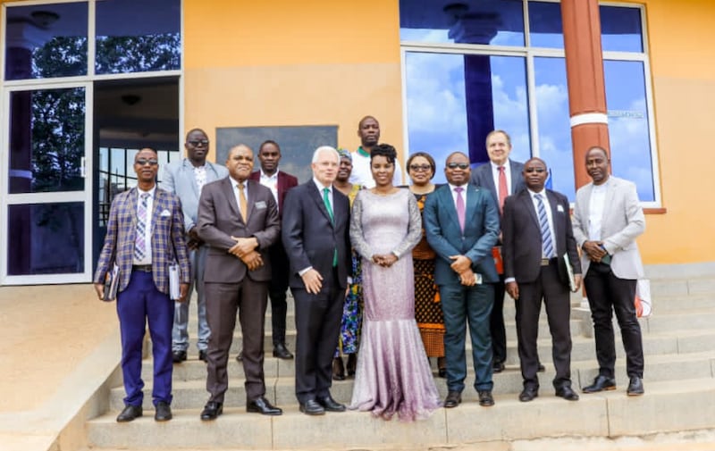 Membros da delegação da Igreja com a primeira-dama do Burundi, Angeline Ndayishimiye, em Bujumbura, Burundi, 19 de janeiro de 2023. 