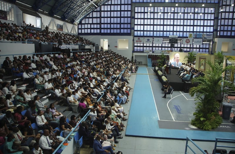 Élder Ronald A. Rasband do Quórum dos Doze Apóstolos fala em uma conferência especial na República Dominicana em 25 de abril de 2026.