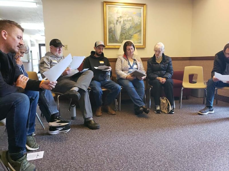 Uma companhia de adultos se reúne em uma sala de aula da igreja durante uma conferência For the Strength of Adults em Marshfield, Missouri, 17 de janeiro de 2026.