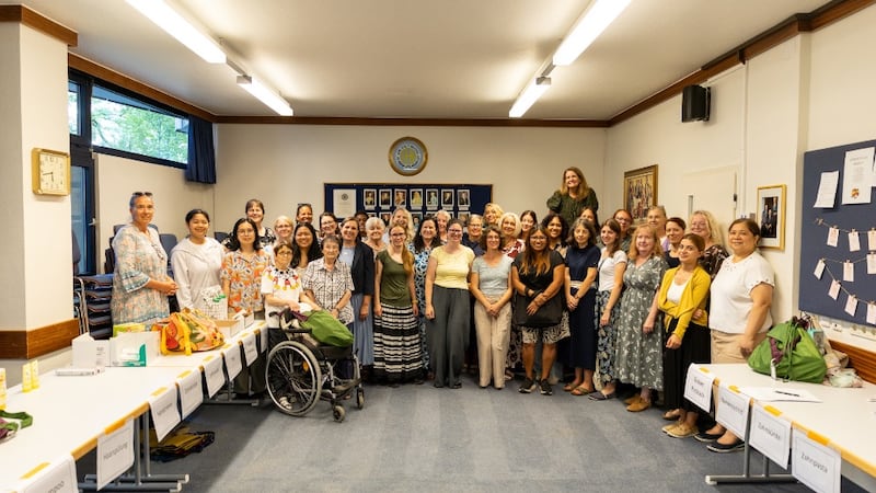 Mulheres de congregações locais em Viena, Áustria, e arredores reúnem-se após prepararem kits de higiene e pacotes de incentivo para os abrigos de Caritas Austria em 1º de setembro de 2026.