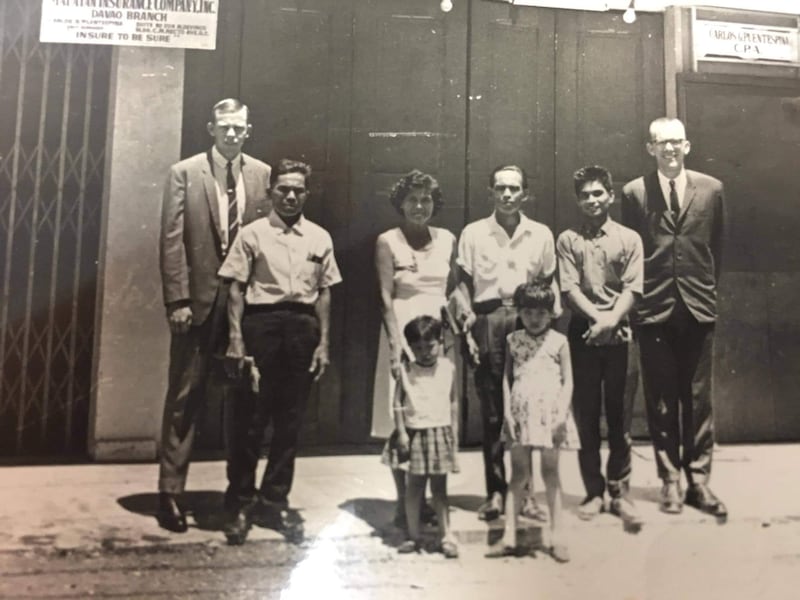 Cipriano Mumar e sua família tiram uma foto no dia de seu batismo, 29 de junho de 1968, na cidade de Davao, Filipinas, com Elder Lorenzo Bott e Elder Bruce Stone.