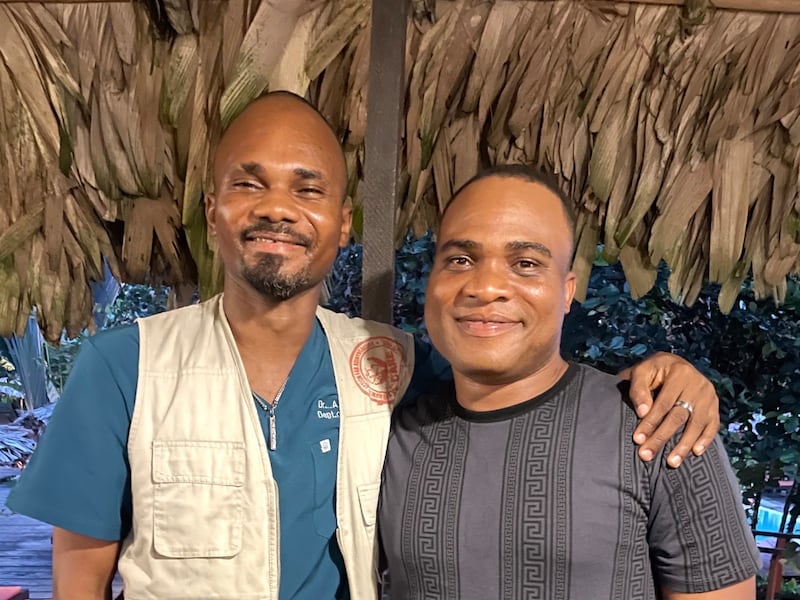 Adolphus Togbah, à esquerda, está ao lado de Konrad Barjuah. Os dois irmãos da Libéria trazem cuidados de saúde, educação e esperança para comunidades vulneráveis em todo o país.