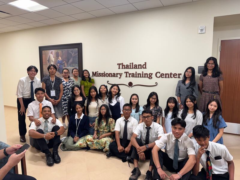 Jovens da Indonésia pausam para uma foto enquanto fazem um tour no Centro de Treinamento Missionário da Tailândia no local do Templo de Bangkok, Tailândia, 17 de dezembro de 2025.