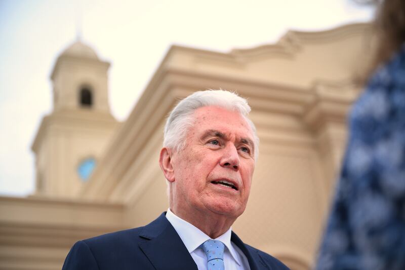 Élder Dieter F. Uchtdorf, do Quórum dos Doze Apóstolos, conversa com o Church News depois que ele e sua esposa, a irmã Harriet Uchtdorf, visitaram o Templo de McAllen Texas no sábado, 7 de outubro de 2023.