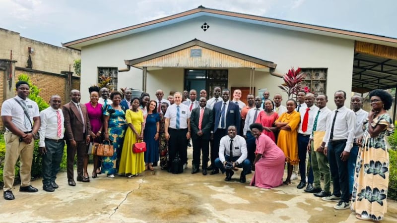 Missionários e membros da Igreja se reúnem do lado de fora do Centro do Distrito de Bujumbura Burundi em 16 de abril de 2026.