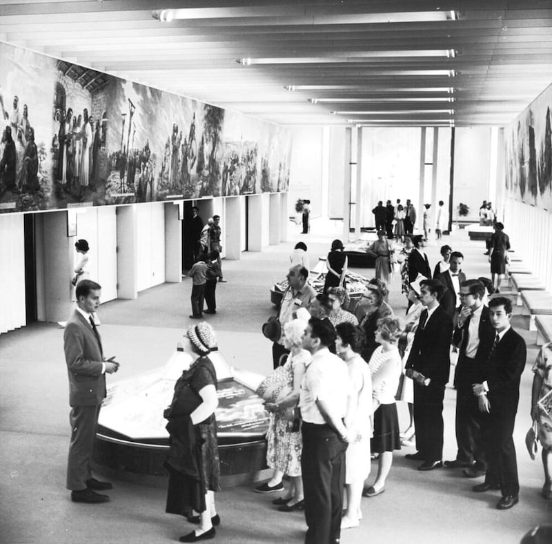 Pessoas visitam o Pavilhão da Igreja na Feira Mundial de 1964-1965 na cidade de Nova York.