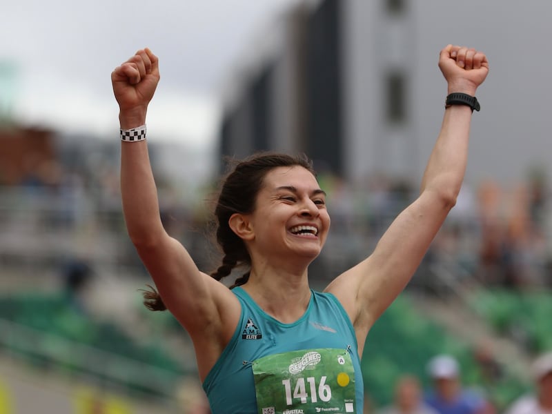 Sara Lopez, corredora e santo dos últimos dias, ergue os braços em triunfo após vencer a maratona de Eugene em abril de 2023. A vitória a qualifica para competir nas seletivas da maratona olímpica dos E.U.A. em 2024.